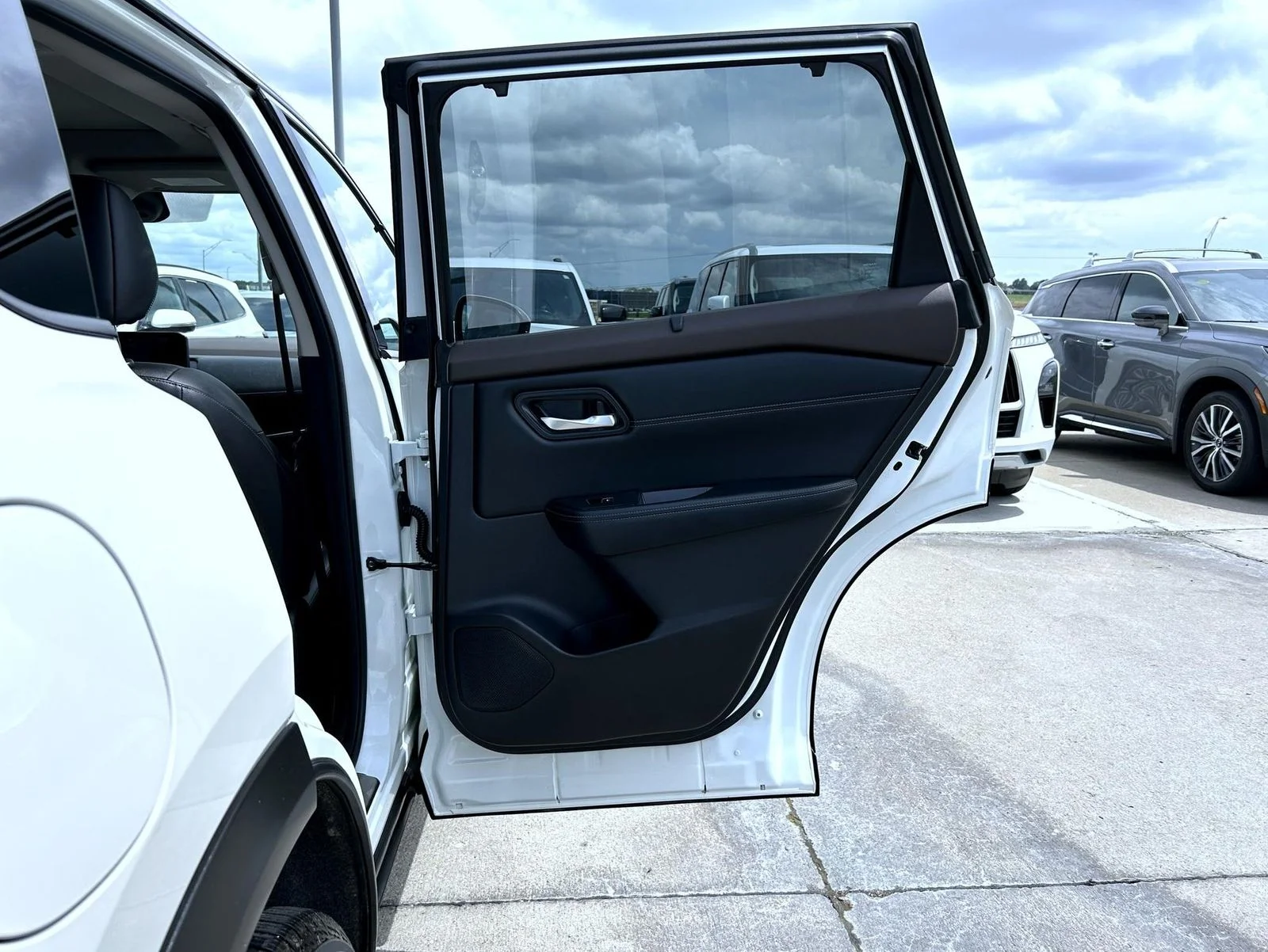 Used 2023 White Nissan SL image 17
