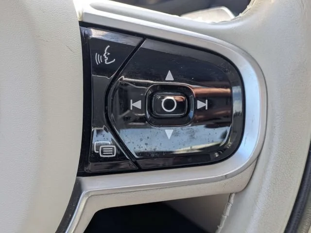 Used 2019  Volvo Momentum image 25