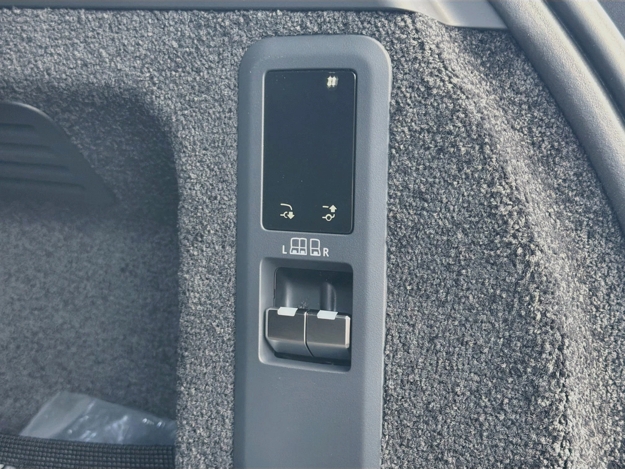 New 2026 Santorini Black Land Rover SE image 13