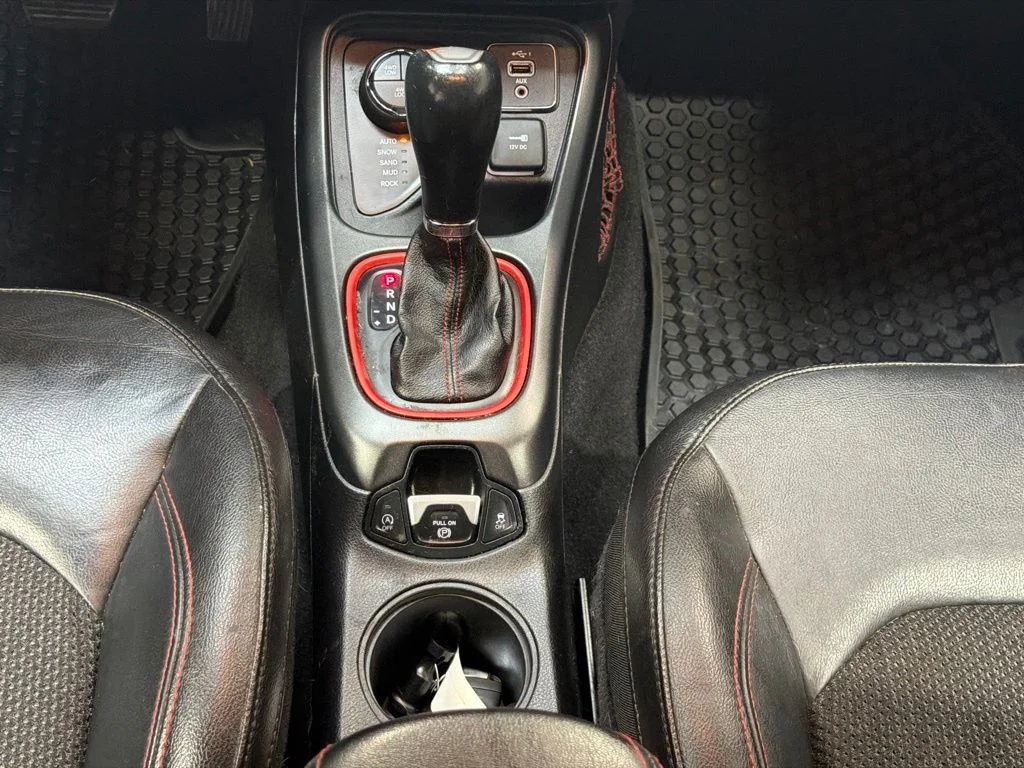 Used 2019 White Clearcoat Jeep Trailhawk image 17