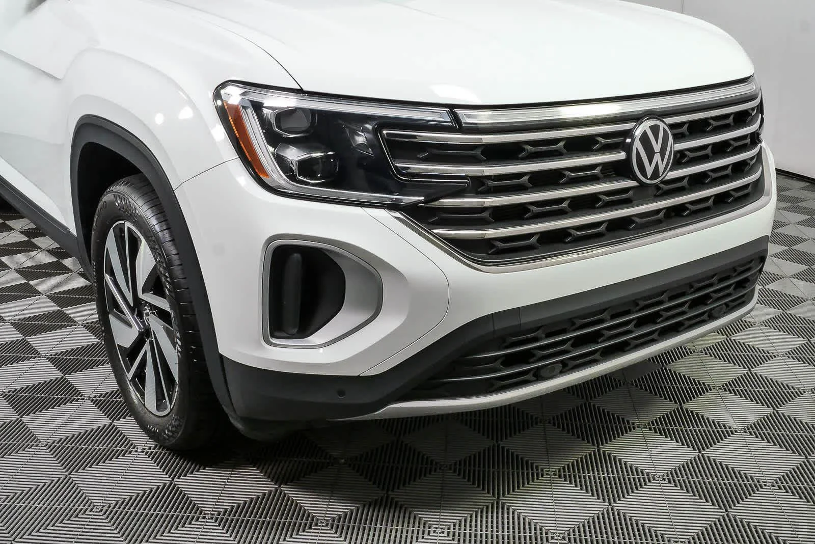 Certified Used 2025  VOLKSWAGEN SE image 36