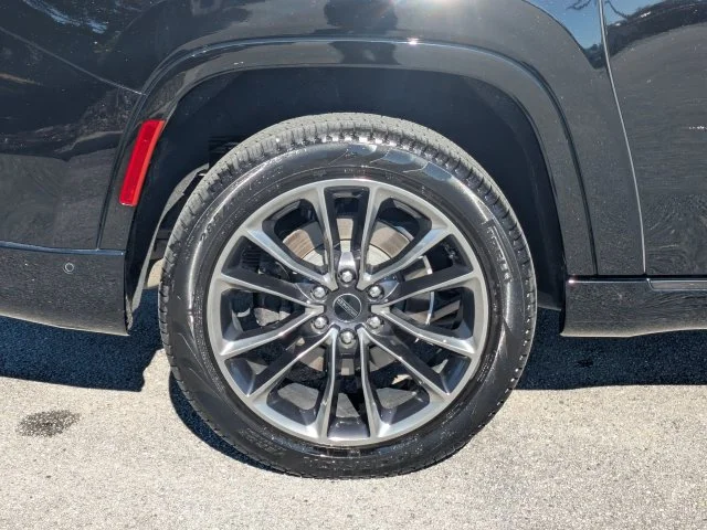 Certified Used 2025 Diamond Black Jeep Series III image 11