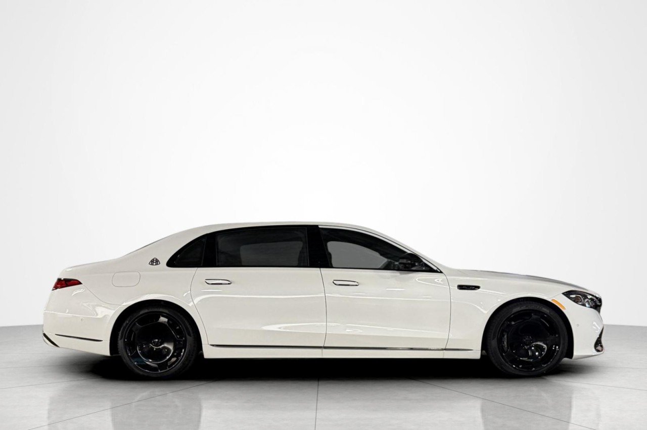 New 2027 MANUFAKTUR Moonlight White Metallic Mercedes-Benz Maybach S 580 4MATIC® Sedan image 6
