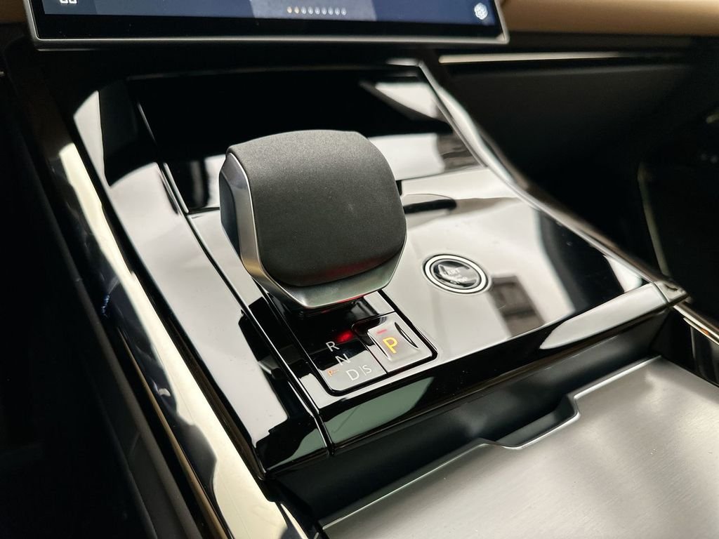 New 2026 Fuji White Land Rover SE image 12