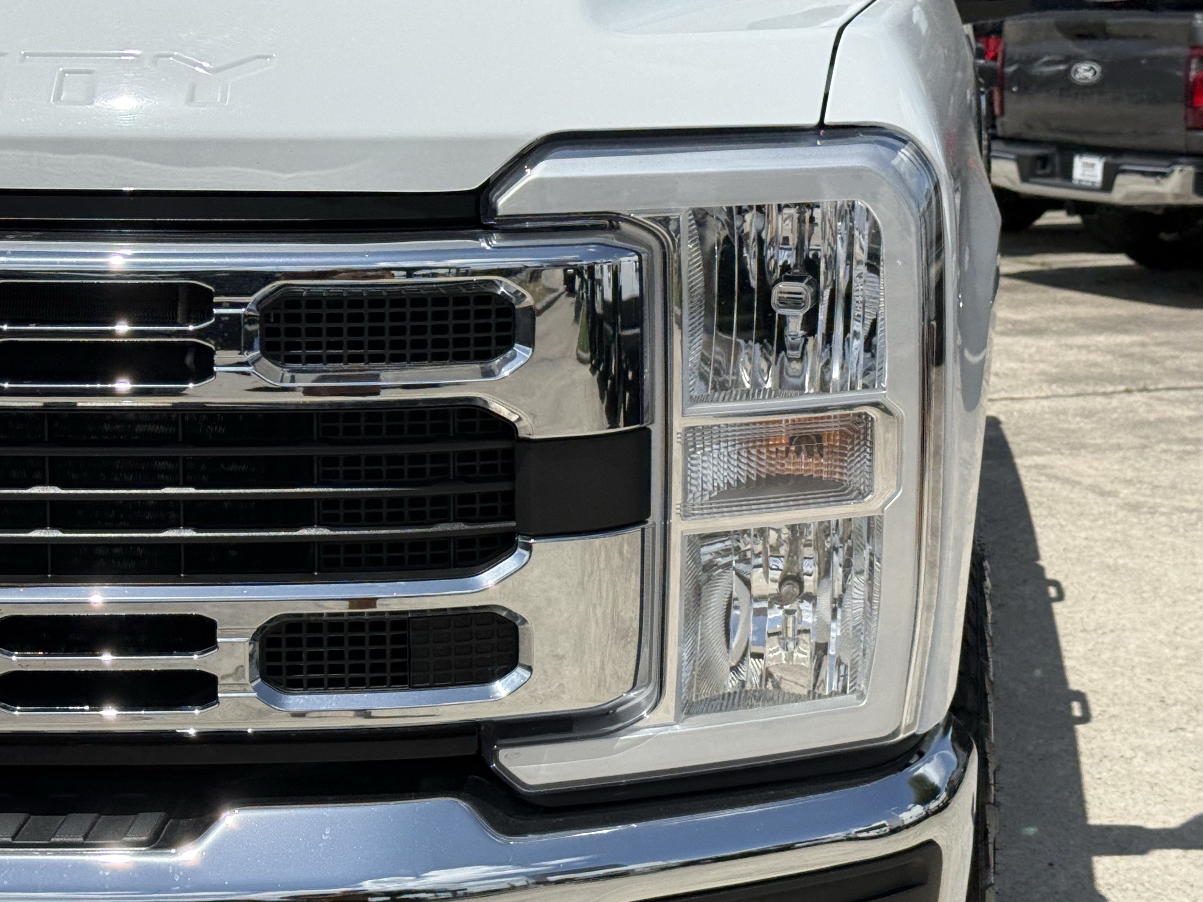 Used 2025 Oxford White Ford XLT image 10