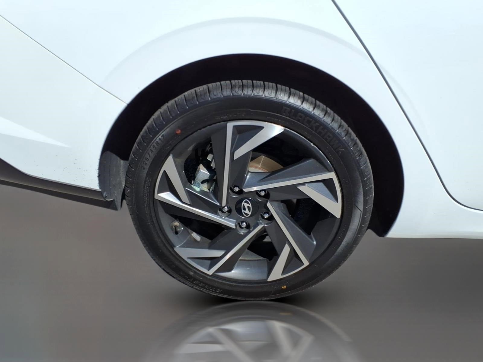 Used 2024 Serenity White Hyundai SEL image 5