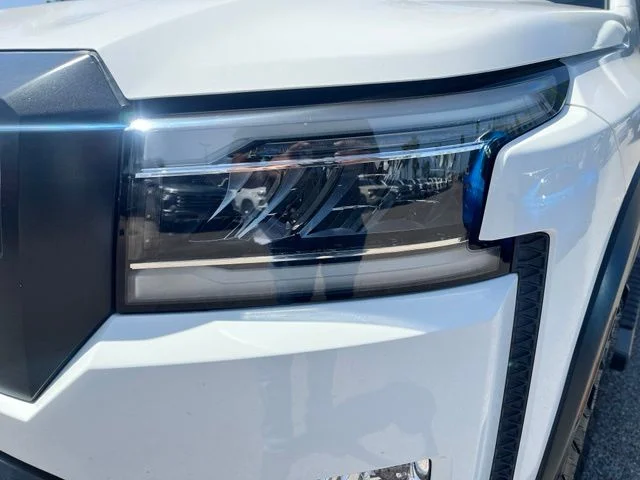 Used 2023 White Nissan PRO-X image 4