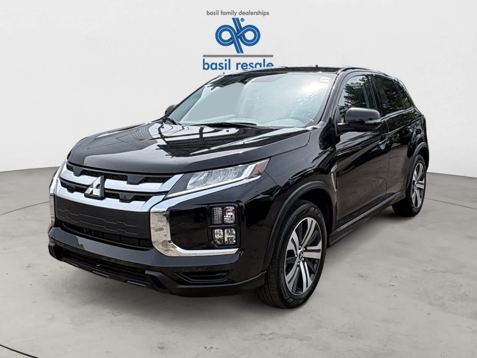 Used 2025 Labrador Black Pearl Mitsubishi SE image 2