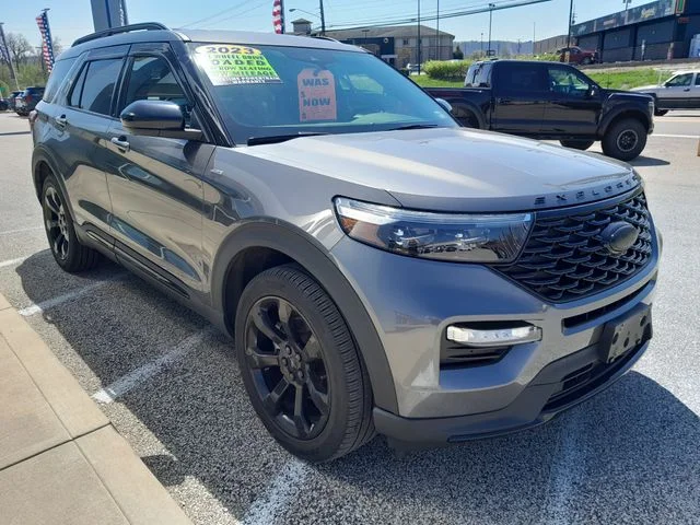 Used 2023 Gray Metallic Ford ST-Line image 3