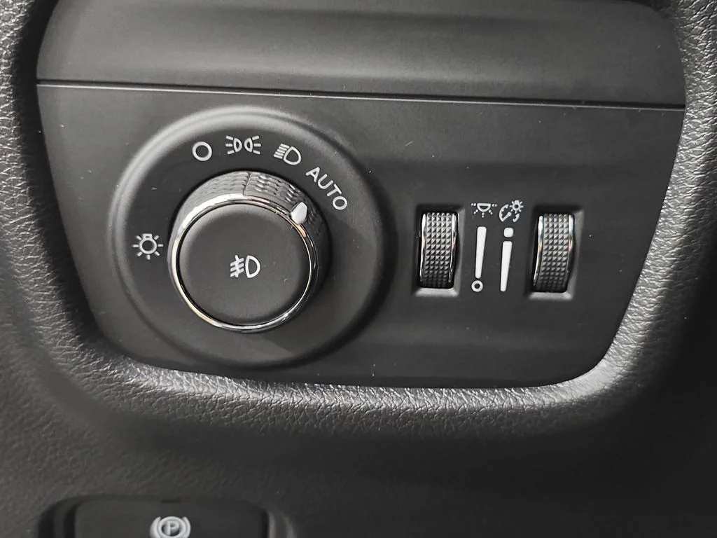 Used 2023 Silver Jeep Limited image 28