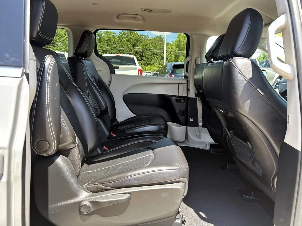 Used 2022 White Chrysler Touring L image 18