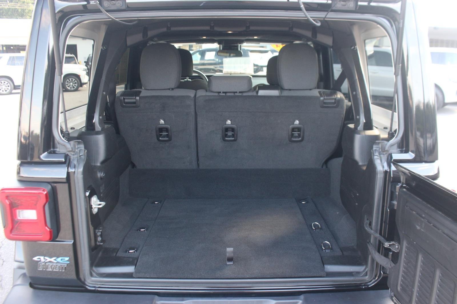 Used 2024  Jeep Sahara image 10