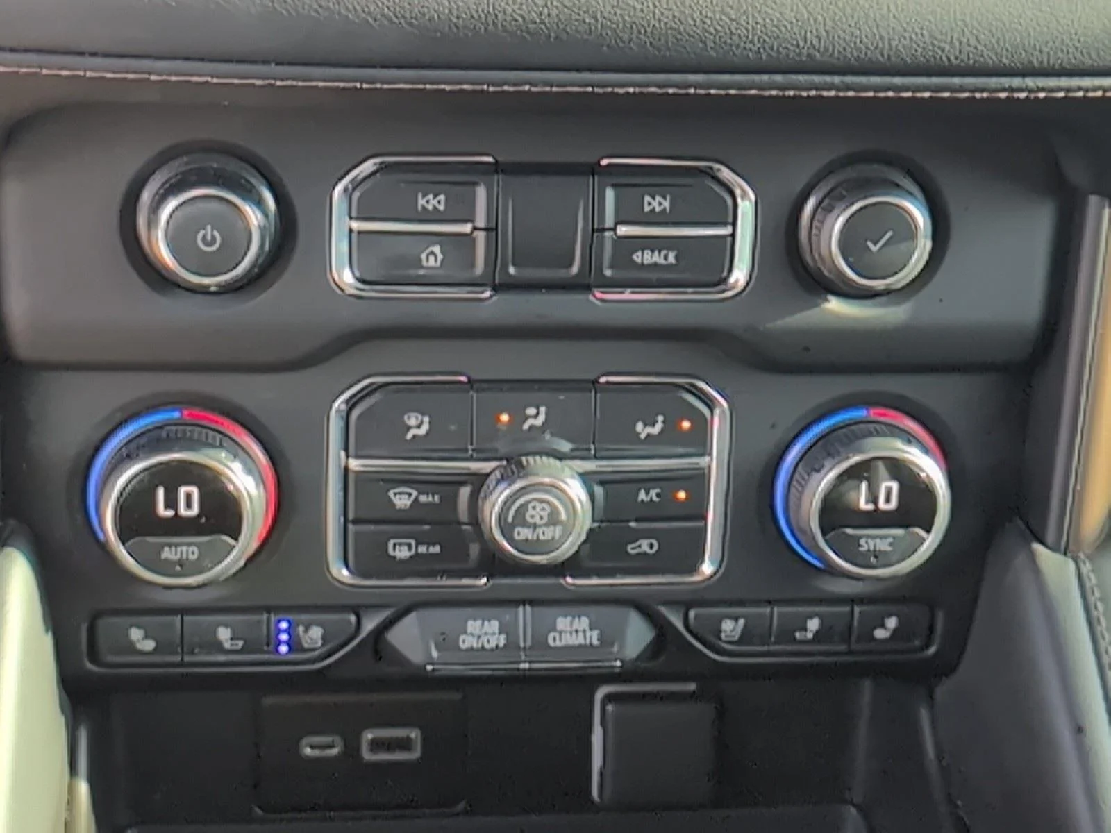 Used 2021 IRIDESCENT PEARL TRICOAT Chevrolet High Country image 23