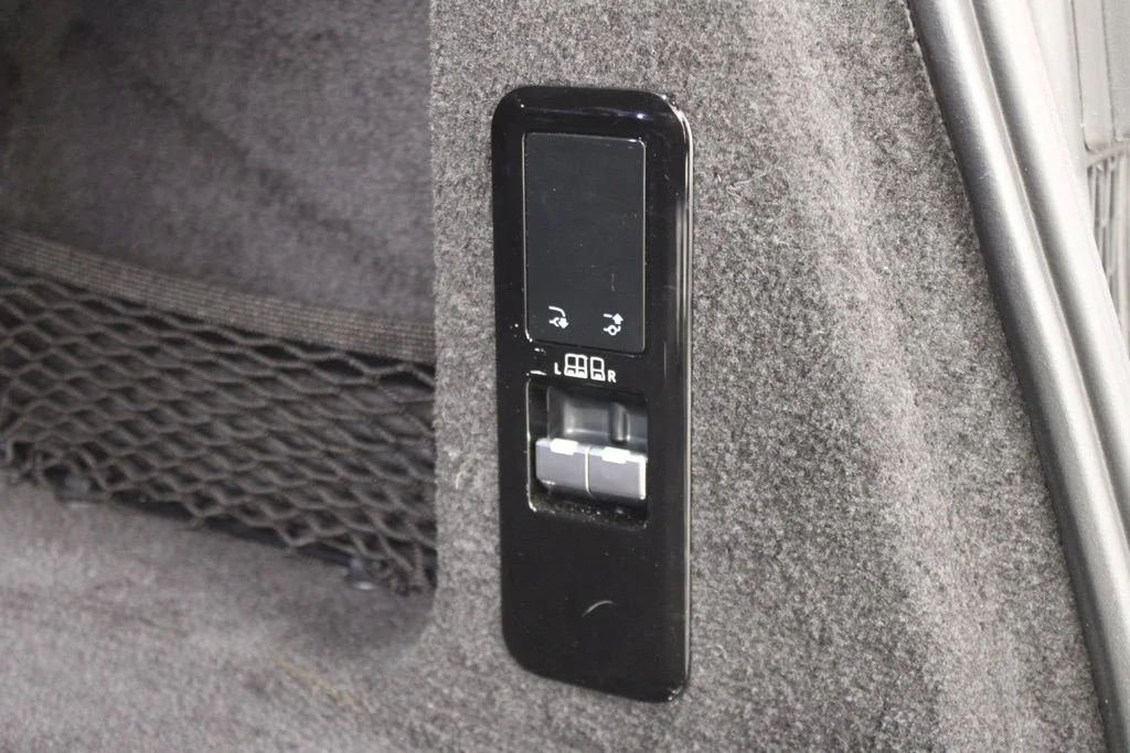 Used 2024  Land Rover Dynamic SE image 33