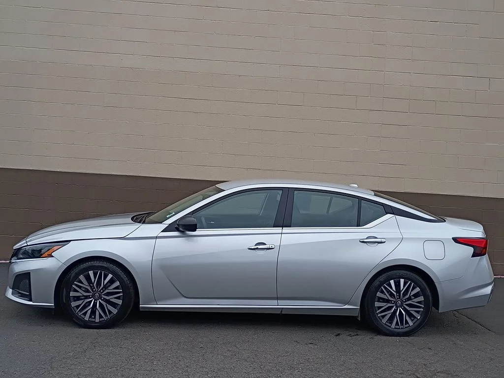 Used 2025 Brilliant Silver Metallic Nissan 2.5 SV image 9