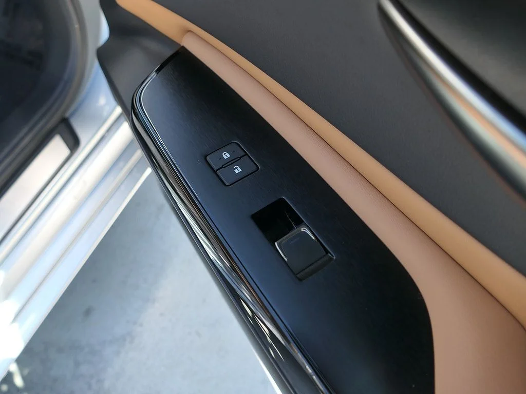Used 2023 Silver Lexus 300h image 28