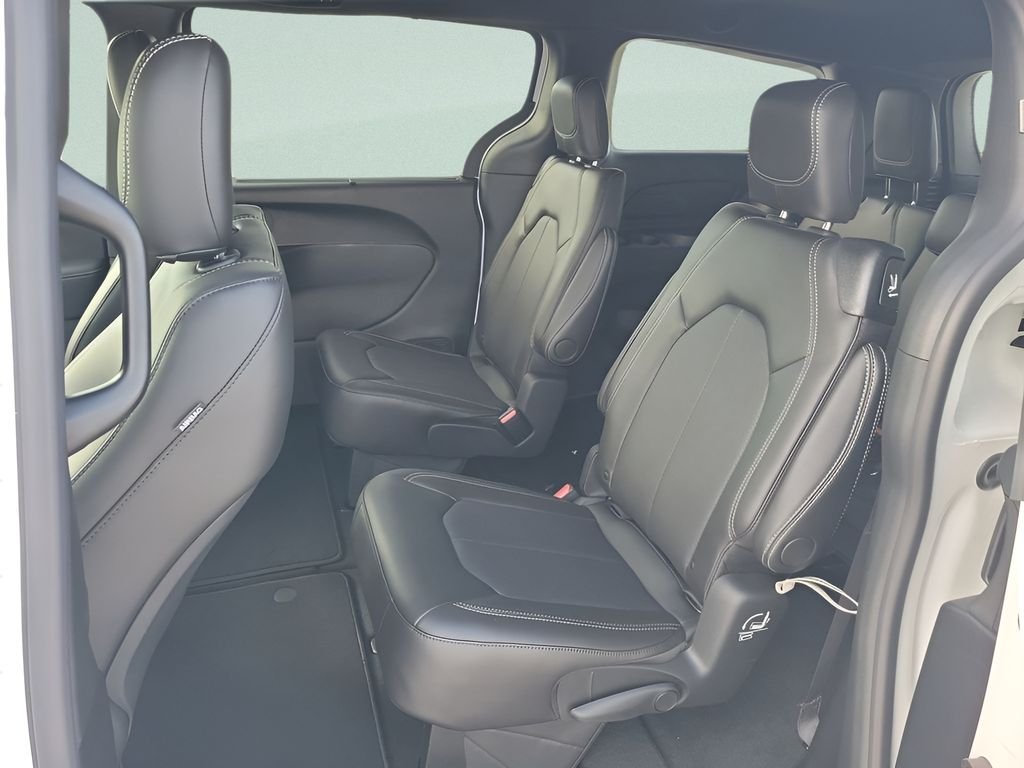New 2026 Bright White Clear-Coat Exterior Paint Chrysler LX image 23
