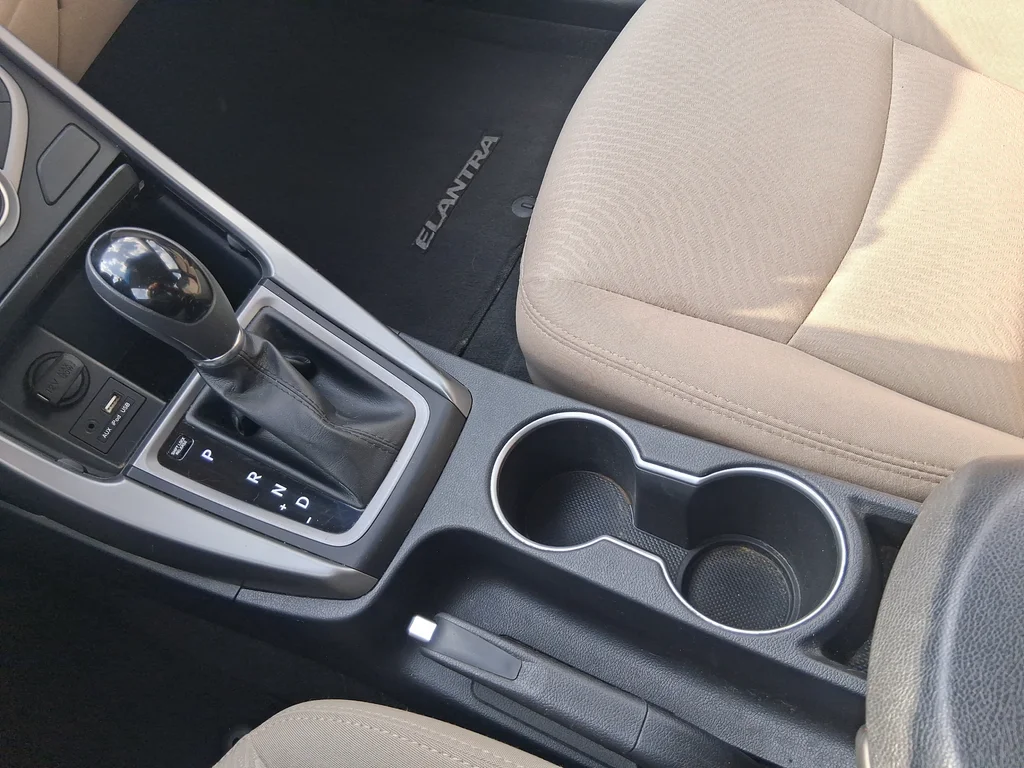 Used 2015 White Hyundai SE image 22