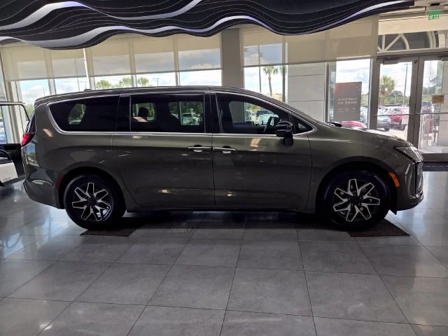 New 2027 Olive Green Pearl-Coat Exterior Paint Chrysler Limited image 7