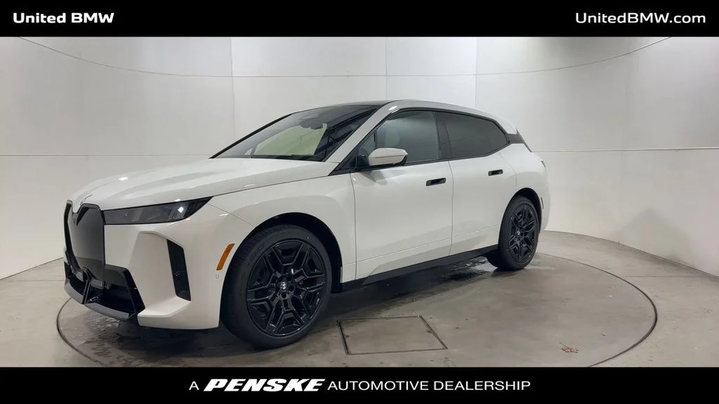 Used 2026 Alpine White BMW xDrive60 image 4