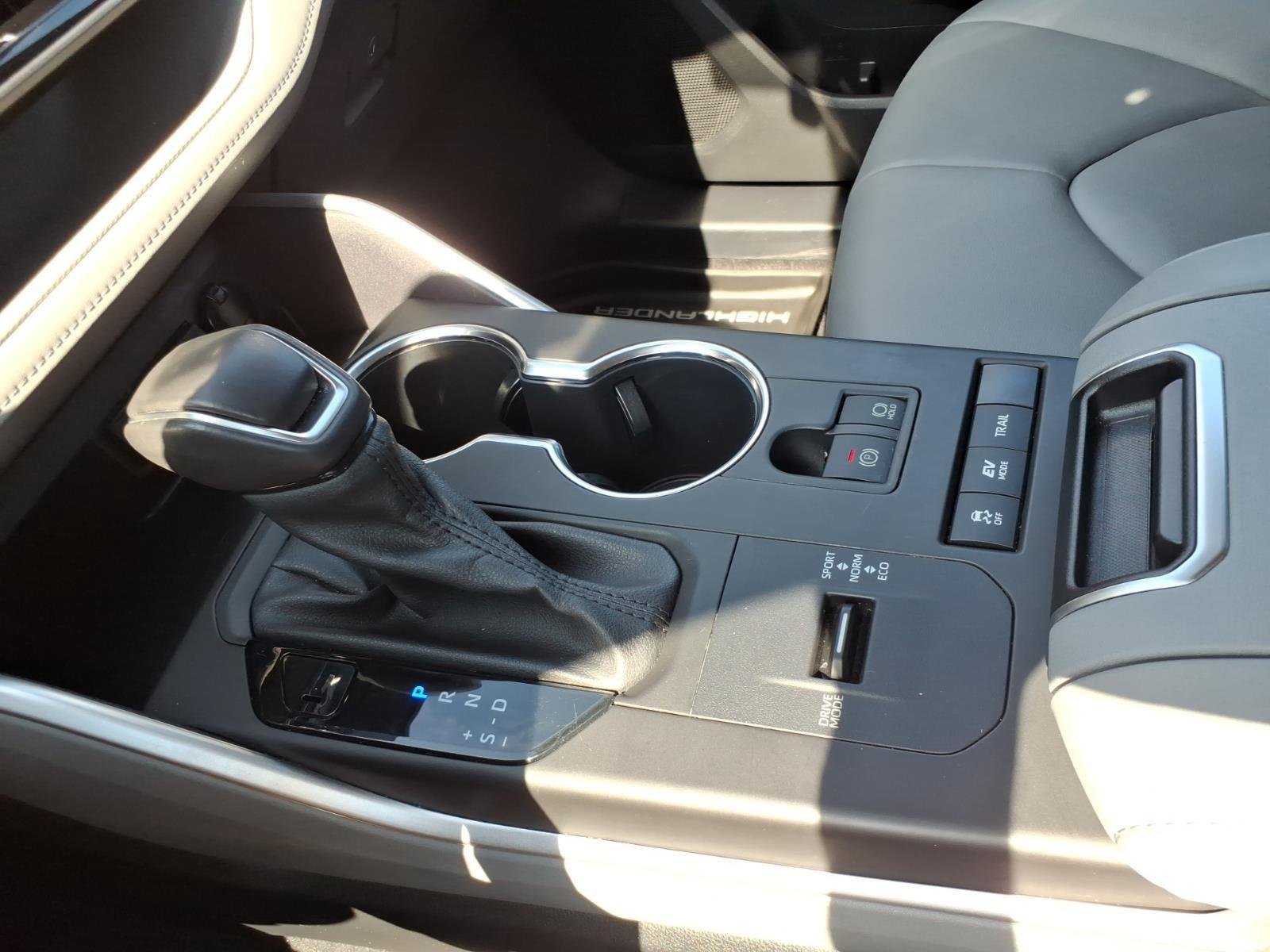 Used 2020 Midnight Black Metallic Toyota Hybrid XLE image 21