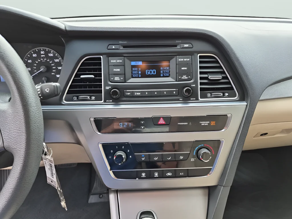Used 2015 Brown Hyundai SE image 22