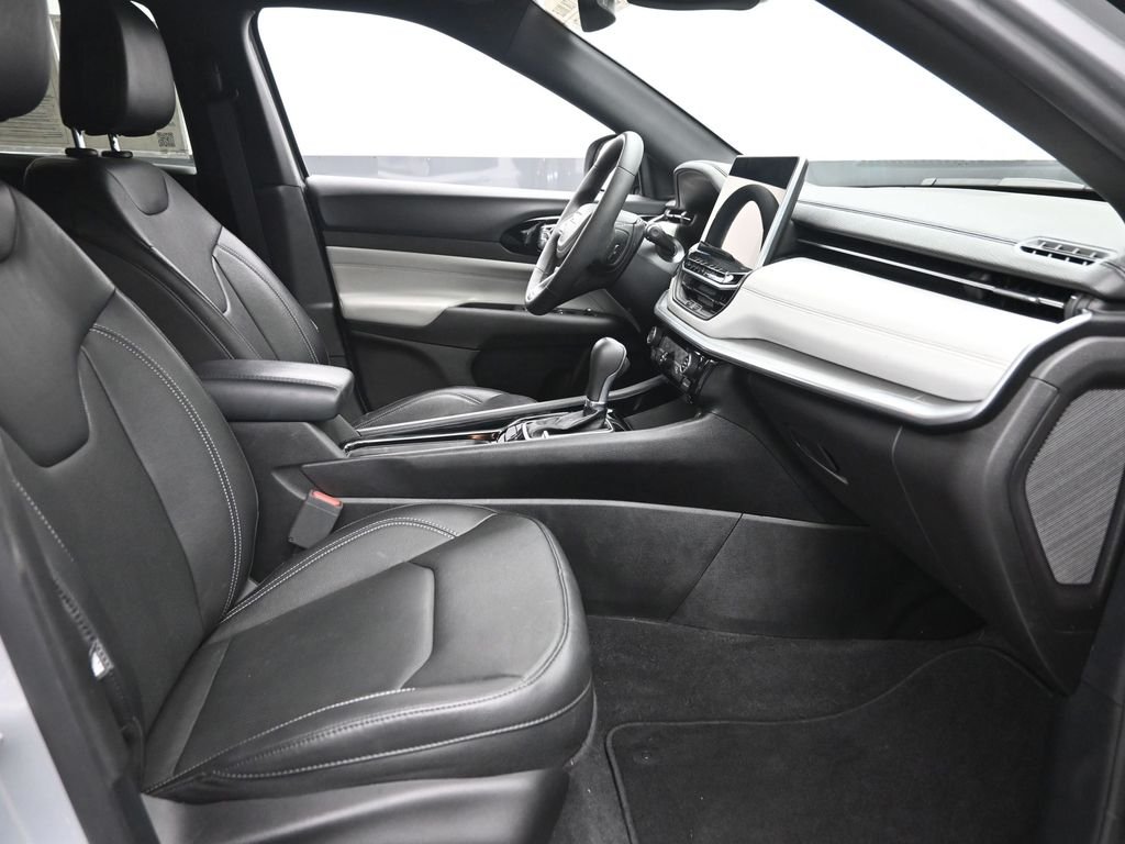 Used 2025 Silver Jeep Limited image 9