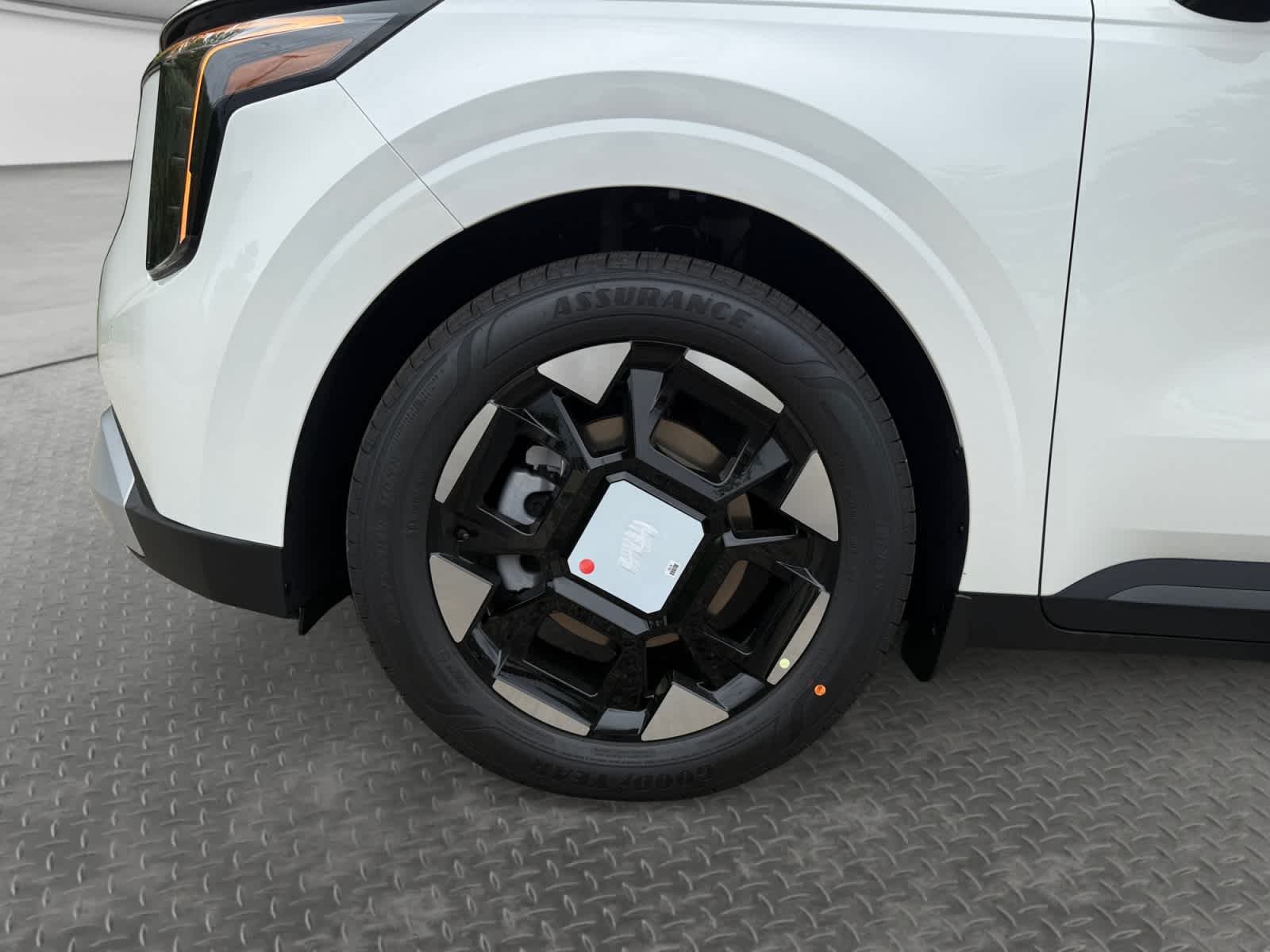 New 2026 Snow White Pearl Kia EX image 9