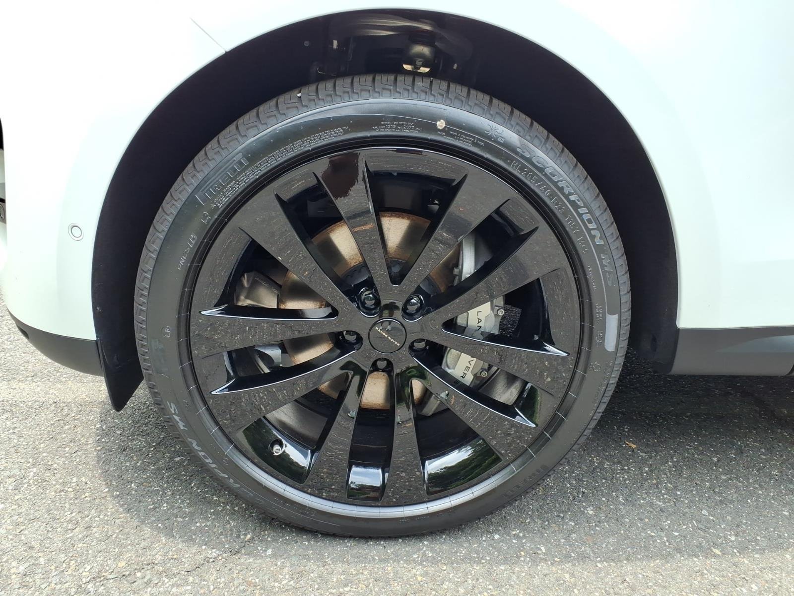 New 2026 Fuji White LAND ROVER SE image 9