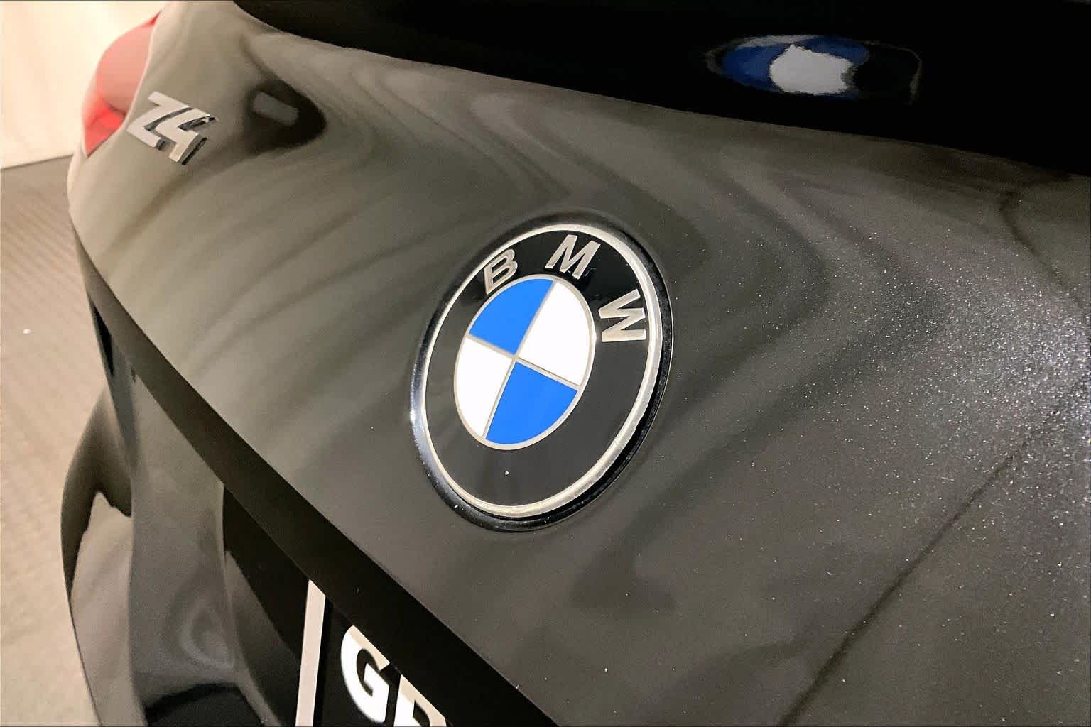 Used 2020 Black Sapphire Metallic BMW sDrive30i image 29