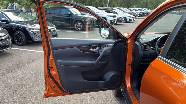 Used 2018 Orange Nissan SL image 8
