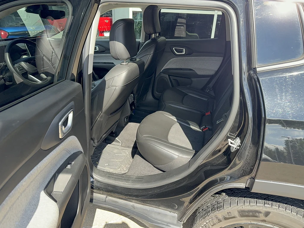 Used 2022 Diamond Black Crystal Pearl Coat Jeep Latitude image 6