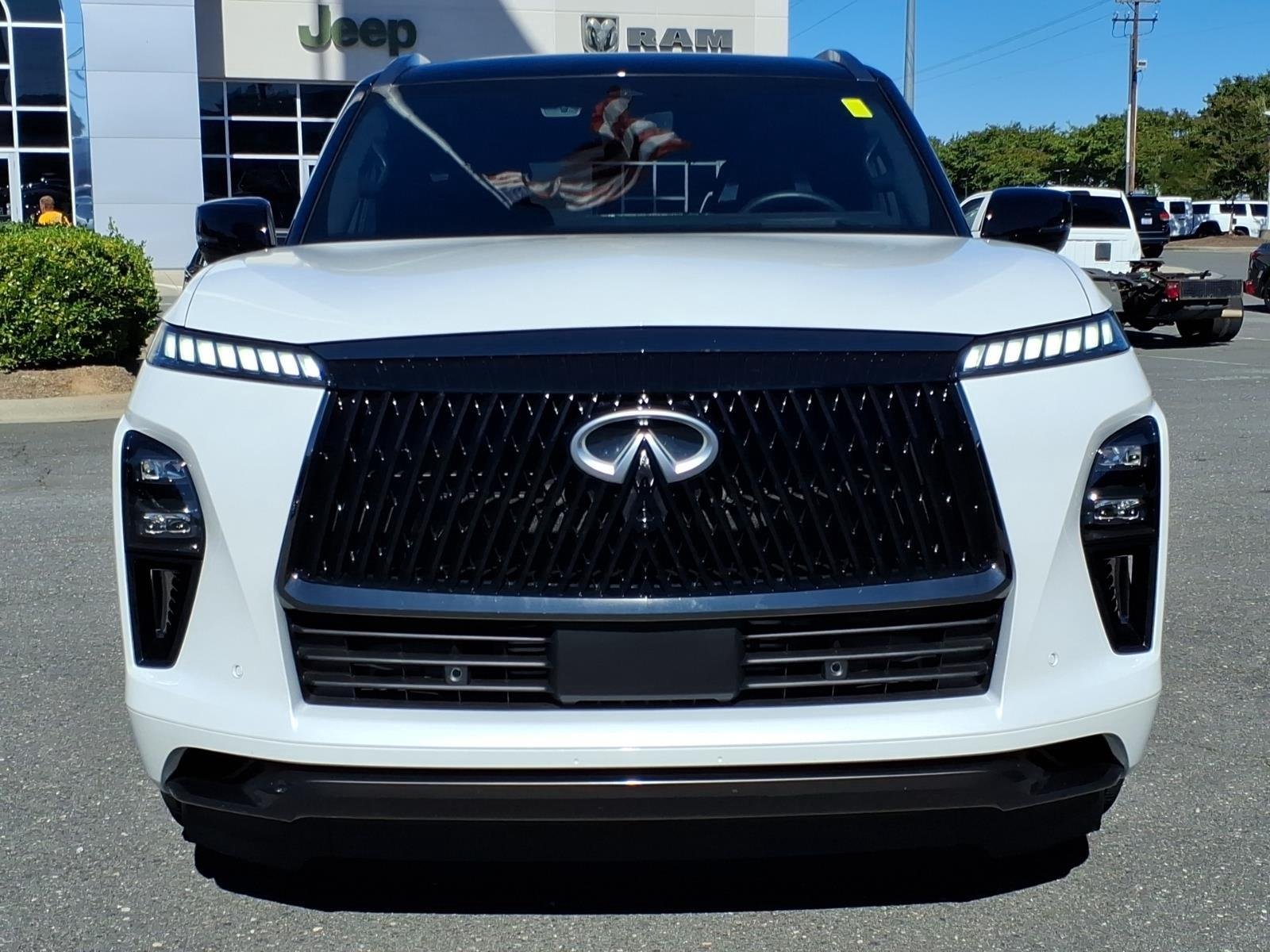 Used 2026 Radiant White/Black Obsidian INFINITI AUTOGRAPH image 12