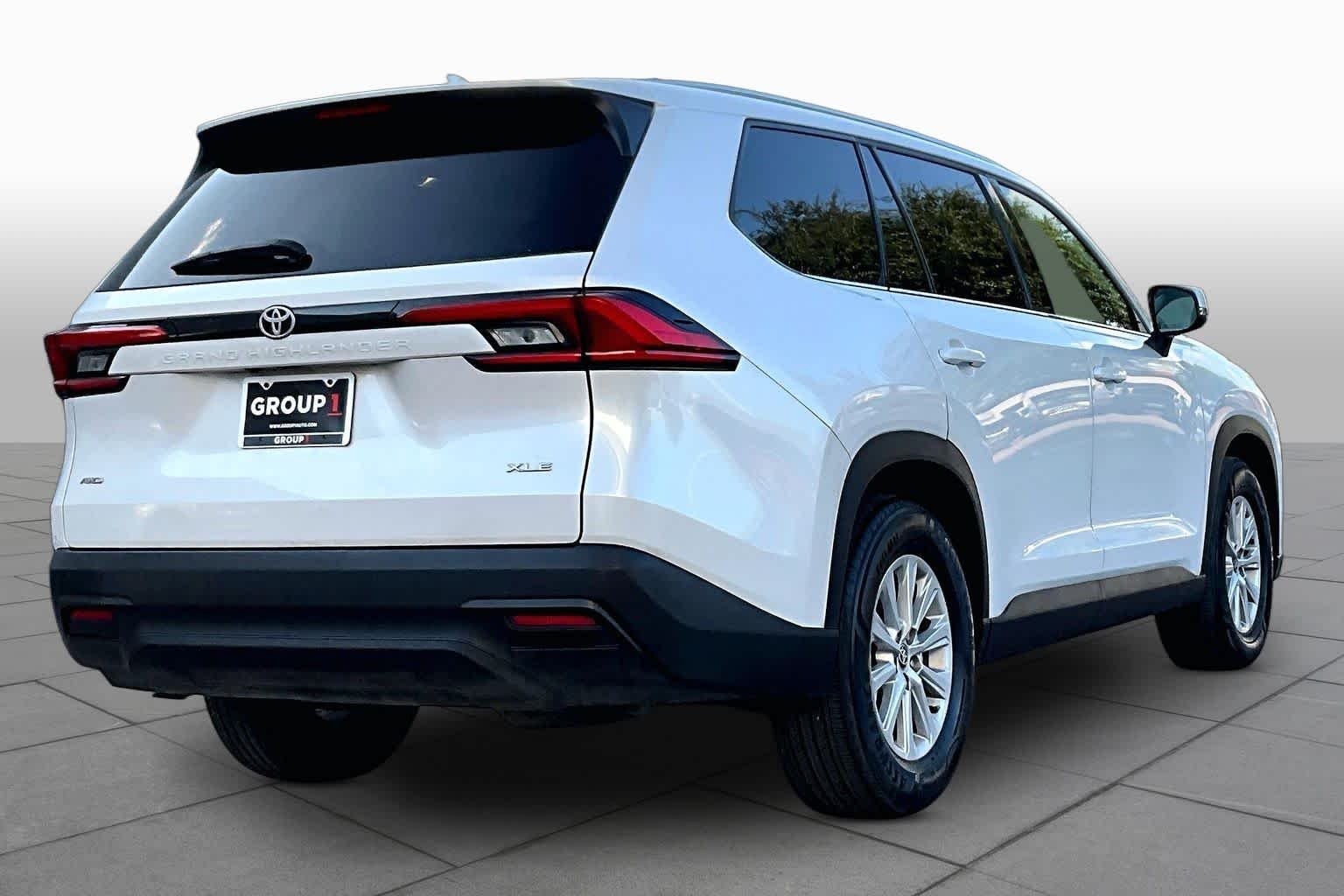 Used 2024 Wind Chill Pearl Toyota XLE image 13