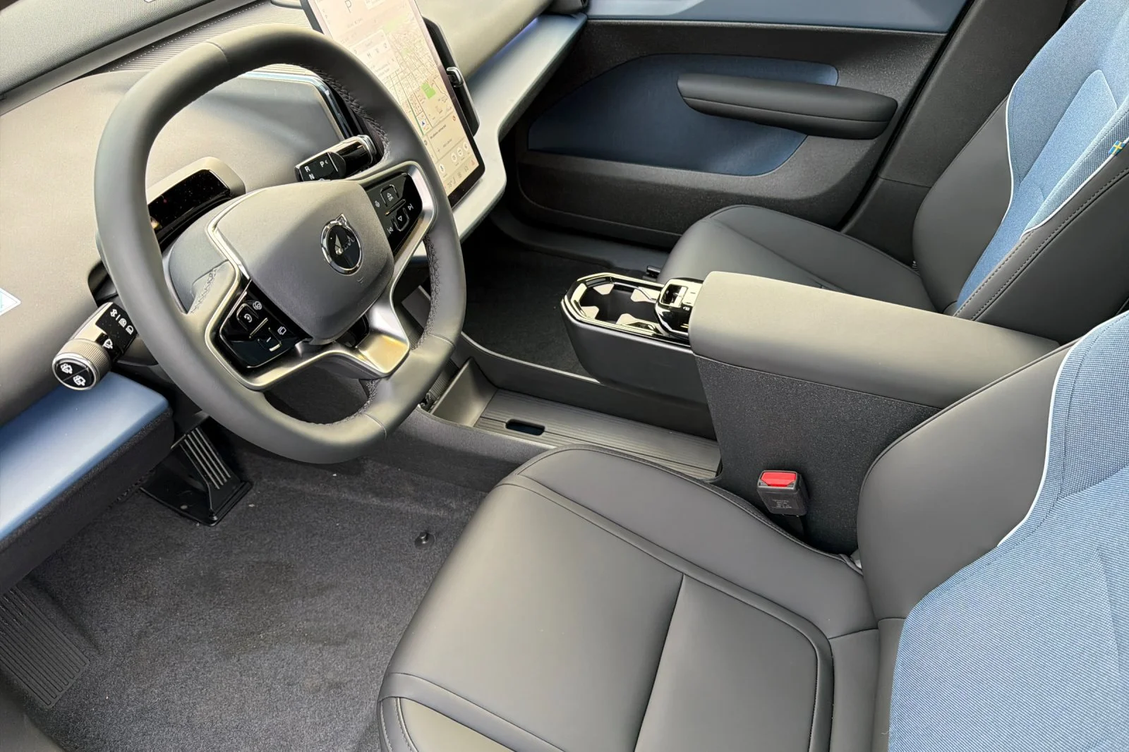 New 2026 ONYX BLACK Volvo Ultra image 7