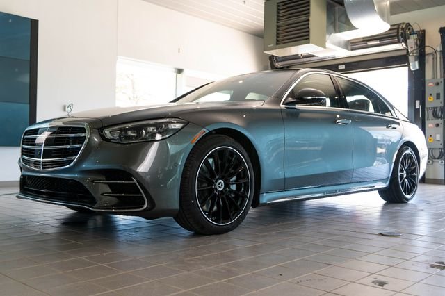 New 2026 MANUFAKTUR Graphite Metallic Mercedes-Benz S 580 image 3