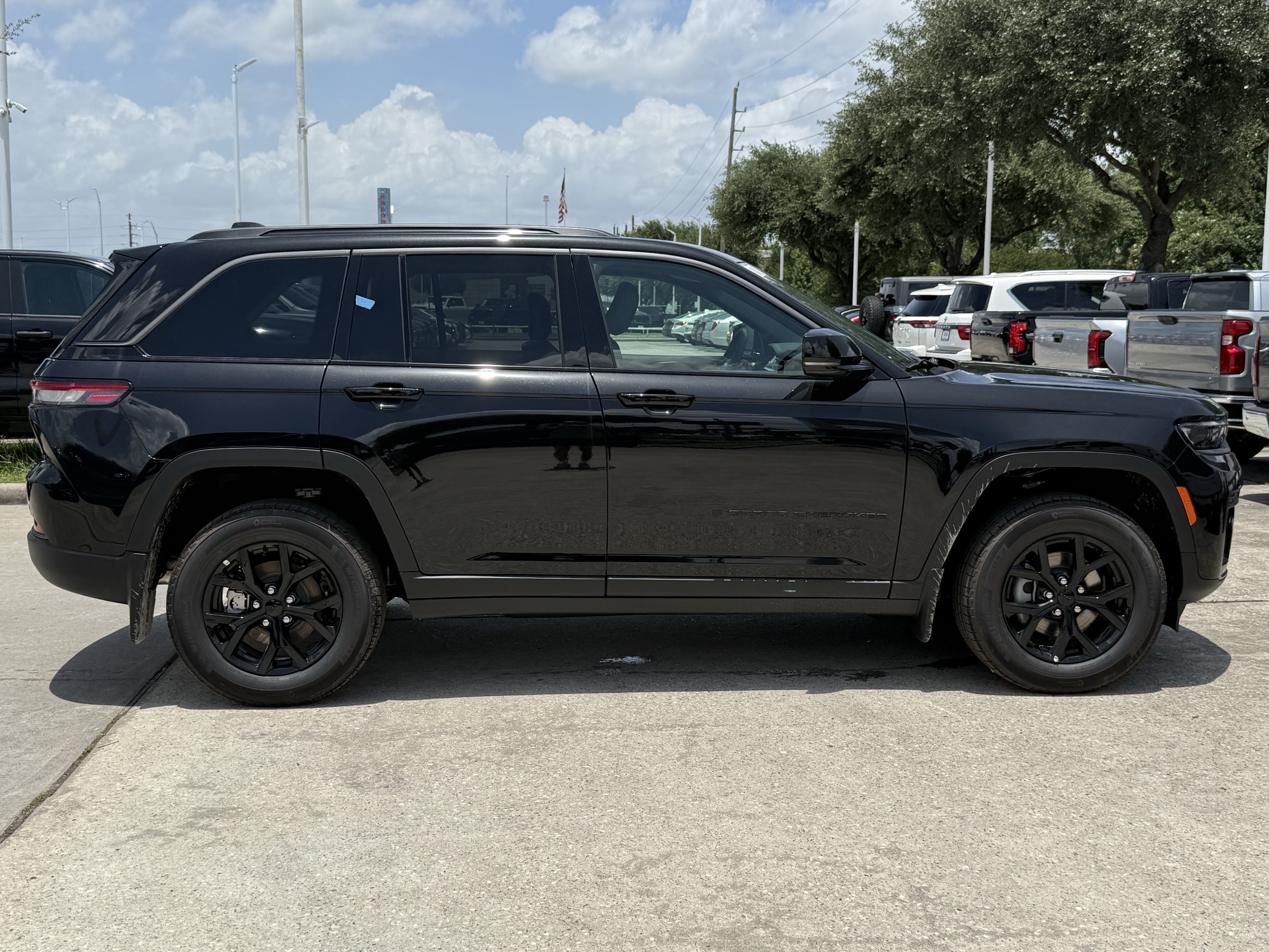 New 2026 Diamond Black Crystal Pearl-Coat Exterior Paint Jeep Laredo Altitude image 3