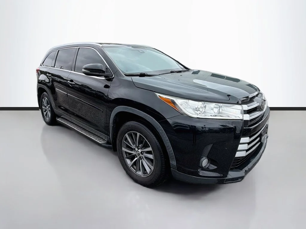 Used 2019 Black Toyota XLE image 3