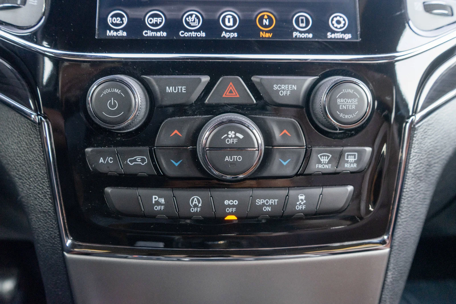 Used 2020 Diamond Black Crystal Pearlcoat Jeep Overland image 21