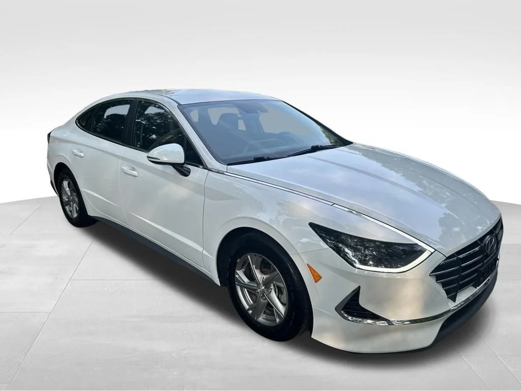 Used 2023 White Hyundai SE image 8