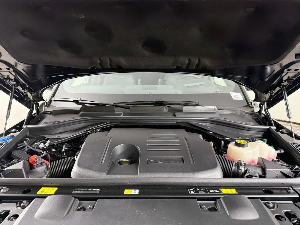 New 2026 Santorini Black Land Rover Dynamic SE image 32