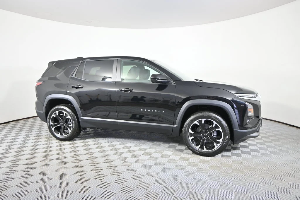 2027 Chevrolet Equinox LT - Photo 8