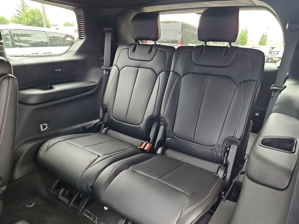 New 2026 Diamond Black Crystal Pearl-Coat Exterior Paint Jeep  image 30