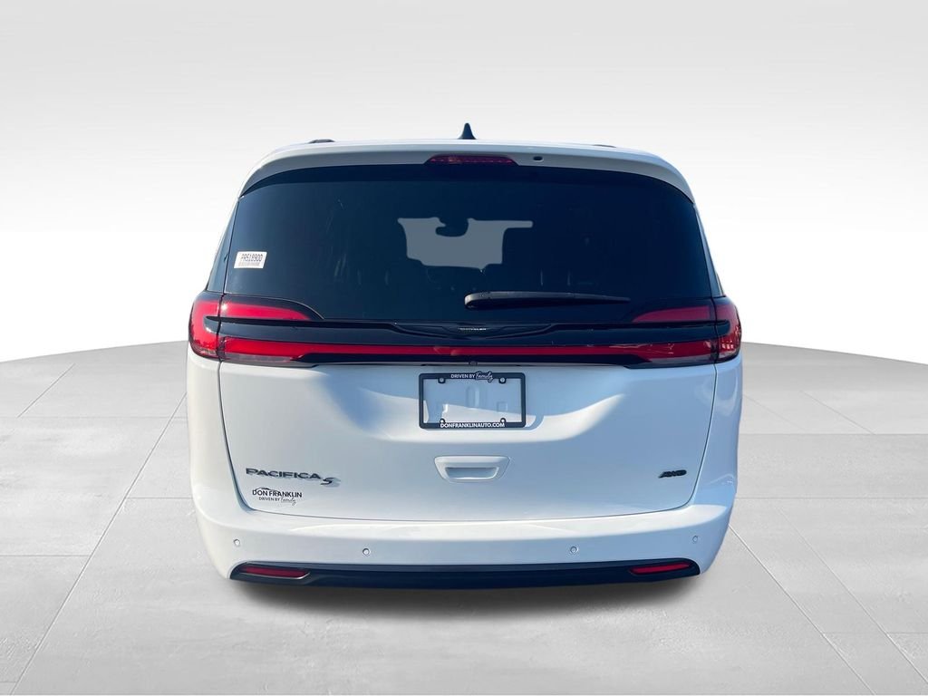 Used 2023 White Chrysler Touring L image 4