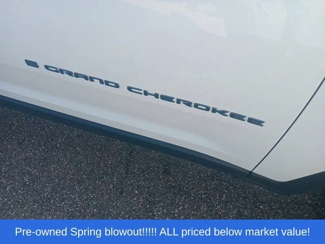 Used 2023 White Jeep Altitude image 11