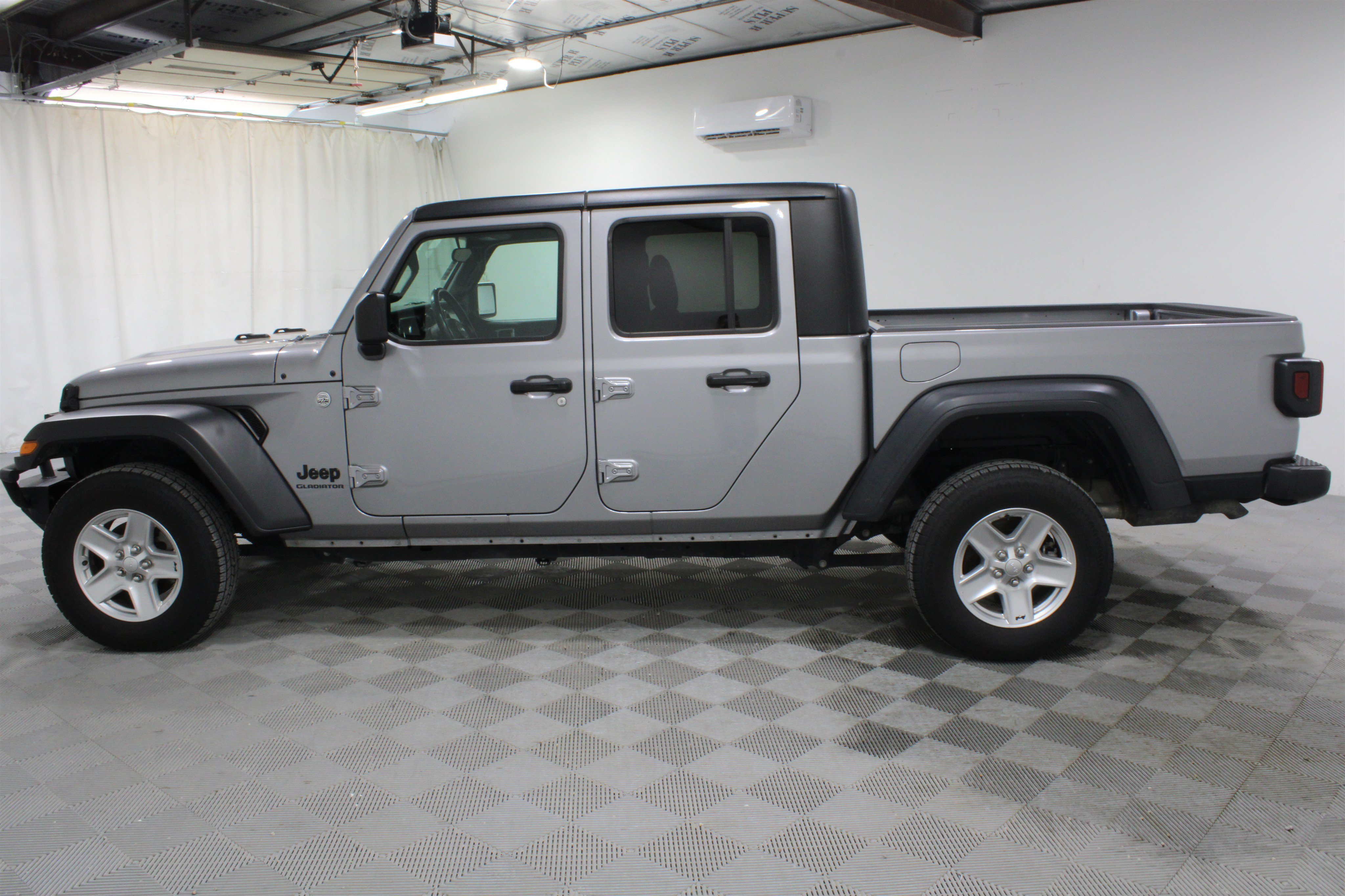 Used 2020 Billet Silver Metallic Clearcoat Jeep Sport S image 29