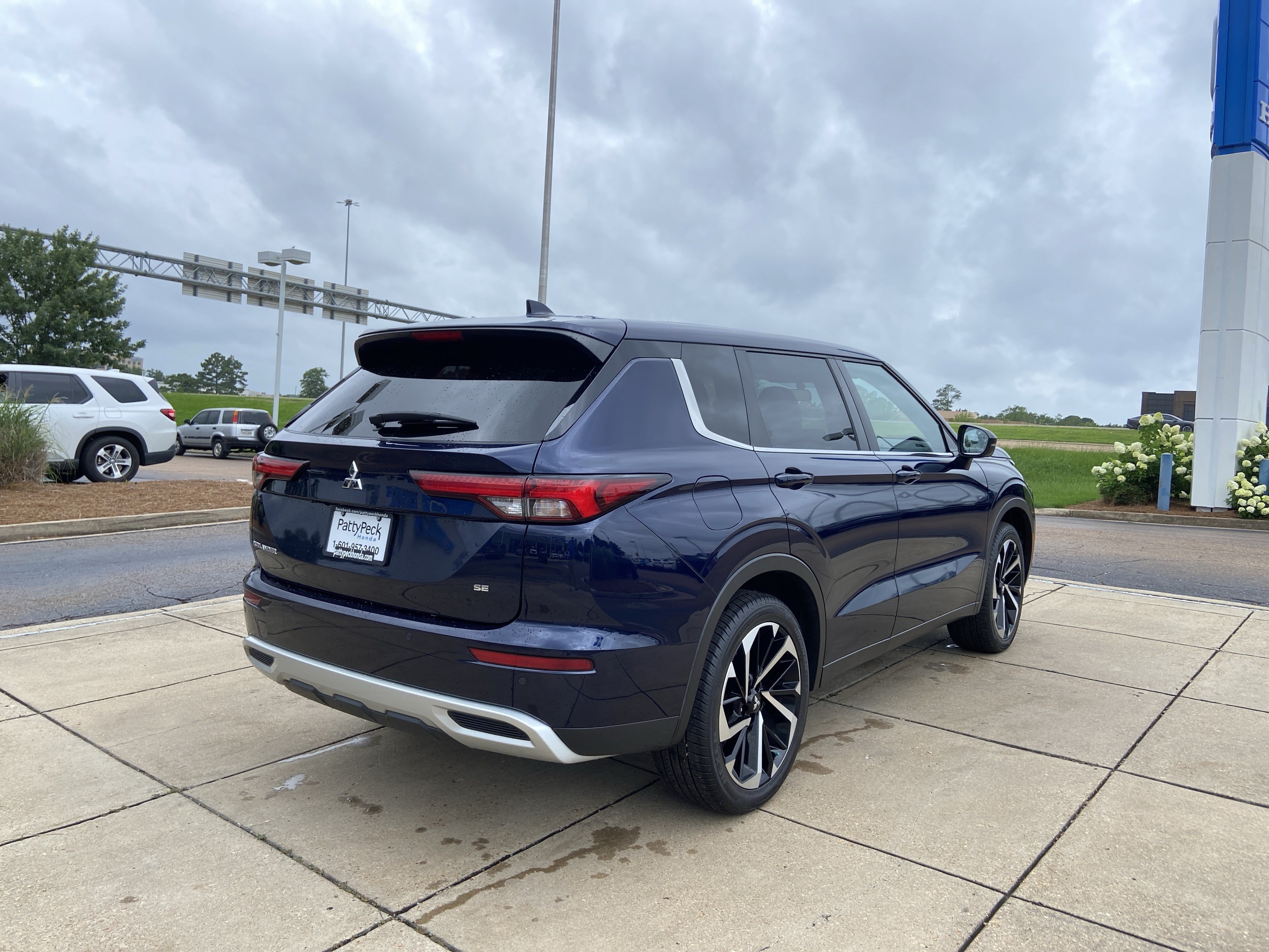 Used 2023 Cosmic Blue Metallic Mitsubishi SE image 4