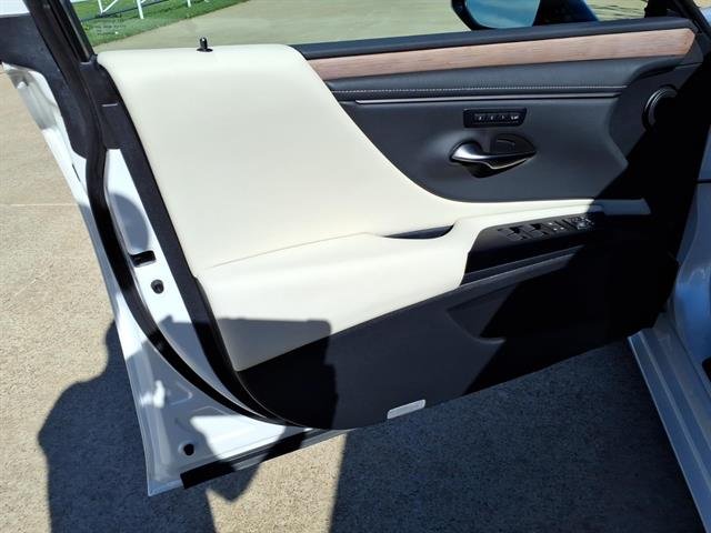 2025 Lexus ES Hybrid 300h - Photo 21