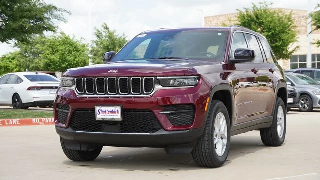 New 2026 Velvet Red Pearlcoat Jeep Laredo image 3