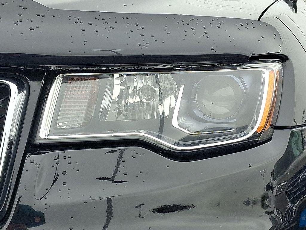 Used 2017 Diamond Black Crystal Pearlcoat Jeep Limited image 10